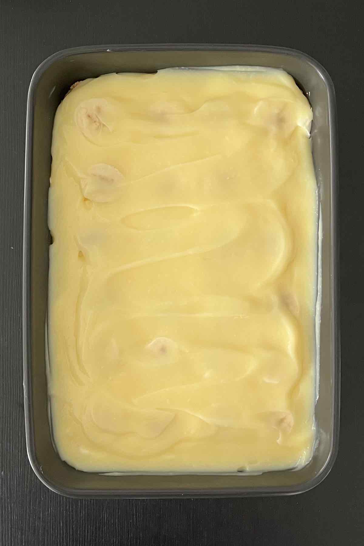 Vanilla pudding mixture spread over bananas.