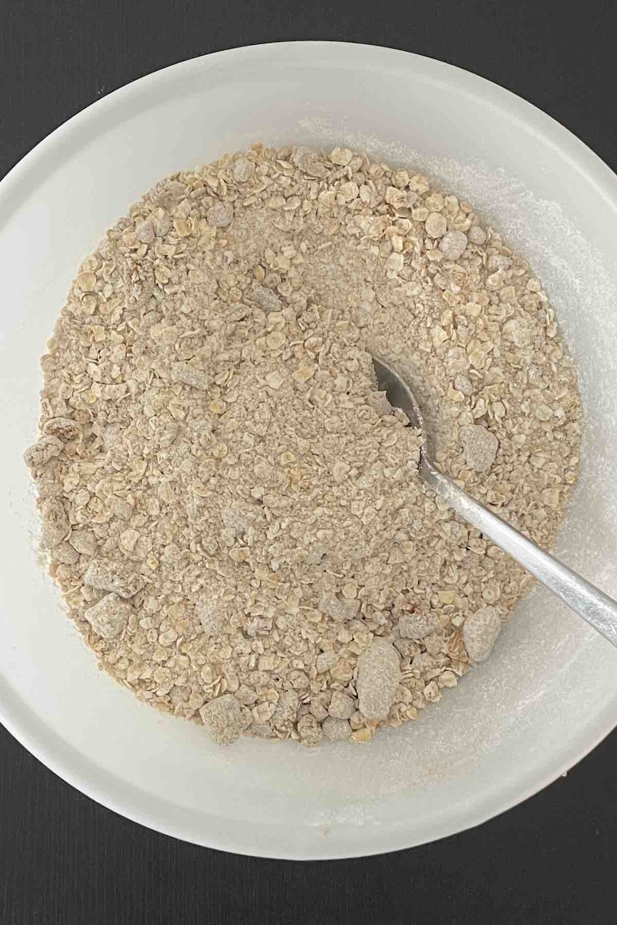 Flour, oats, brown sugar, cinnamon and salt mixed in a bowl.